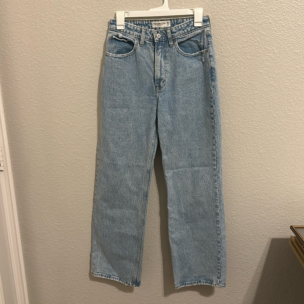 Abercrombie and Fitch 90's Relaxed Jean High Rise. Size 26 / 2r. Worn once.